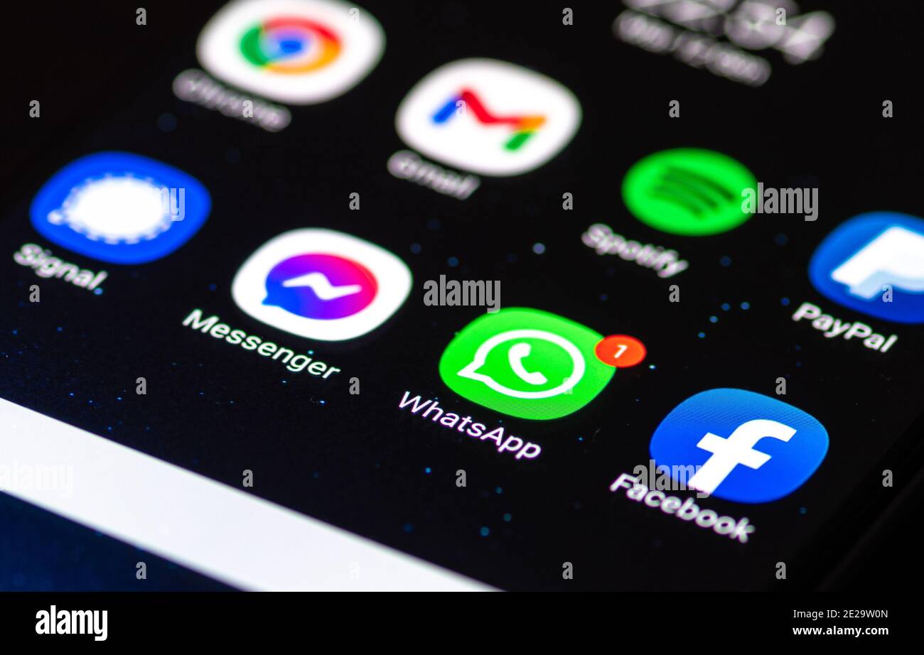 Application WhatsApp avec signal, Messenger et l'application Facebook affichée sur le smartphone Banque D'Images