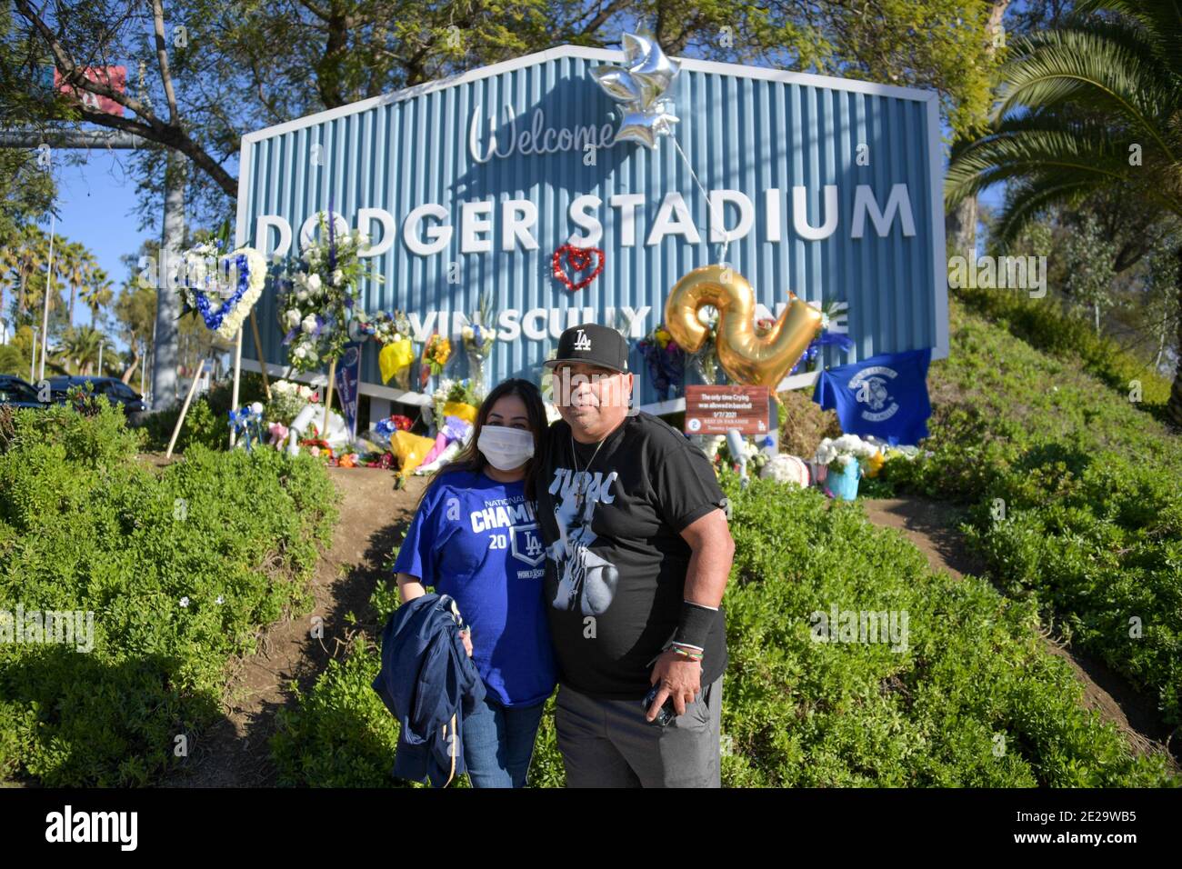 Les fans placent des fleurs et des panneaux à l'extérieur du Dodger Stadium pour rendre hommage à l'ancien directeur des Dodgers de Los Angeles, Tommy Lasorda, le dimanche 10 janvier 2021, à Los Angeles Banque D'Images