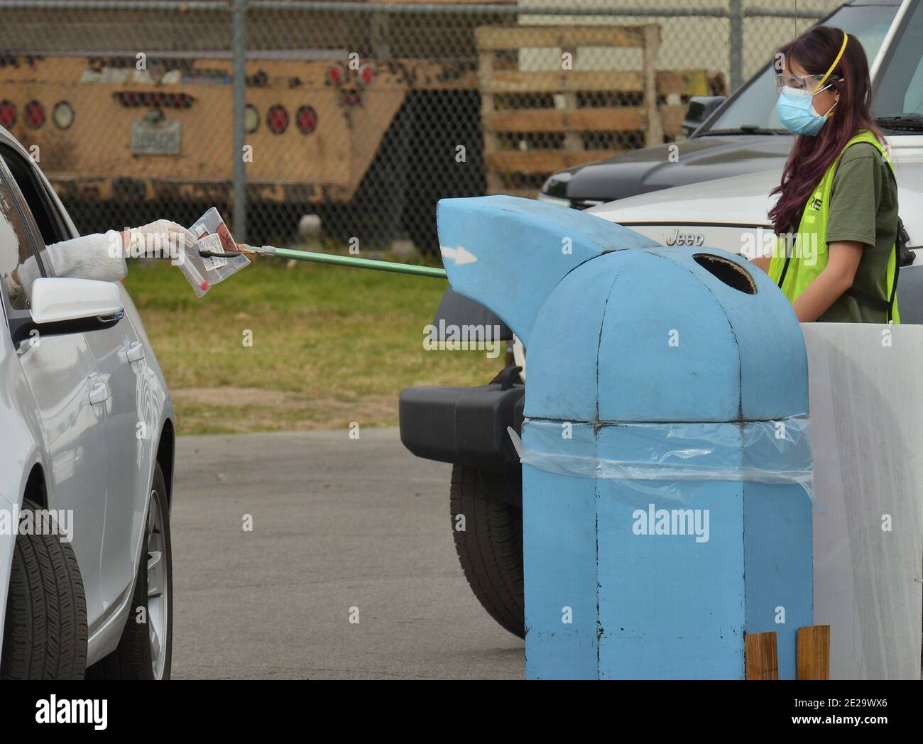 Los Angeles, Californie, États-Unis. 13 janvier 2021. Los Angeles, États-Unis. 13 janvier 2021. Les résidents déposent leur test curatif du coronavirus dans un récipient au site d'essai du barrage Hansen à Los Angeles le mardi 12 janvier 2021. Les responsables de la santé du comté de Los Angeles ont déclaré dimanche qu'ils cesseront de fournir le test de coronavirus le plus couramment utilisé après que les organismes de réglementation fédéraux aient soulevé des questions sur son exactitude, disant que le test effectué par curatif comporte un « risque de résultats faux, en particulier de résultats faux négatifs ». Photo de Jim Ruymen/UPI crédit: UPI/Alay Live News crédit: UPI/Alay Live News Banque D'Images
