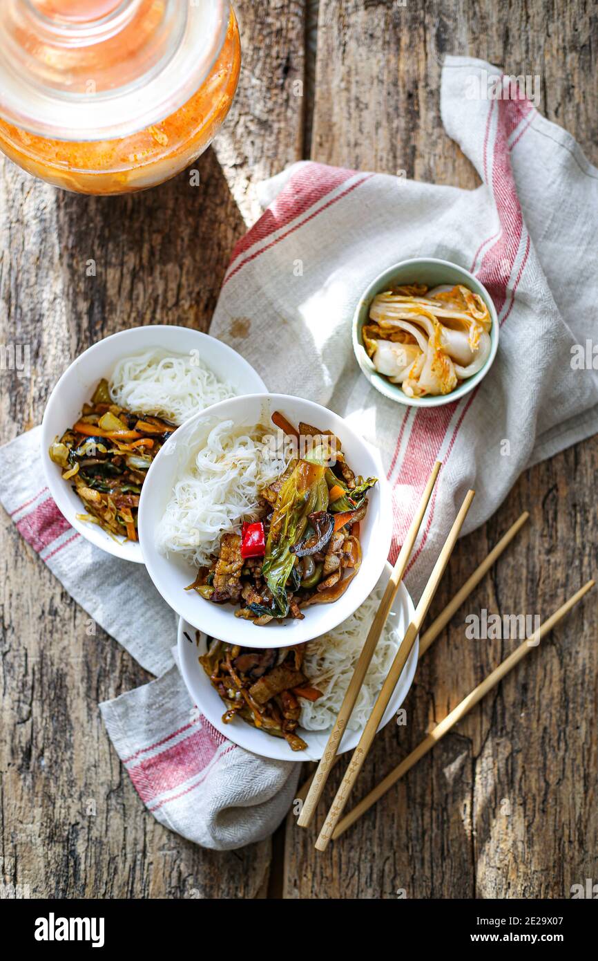 Un pot de riz vermicelles et légumes de style chinois Banque D'Images