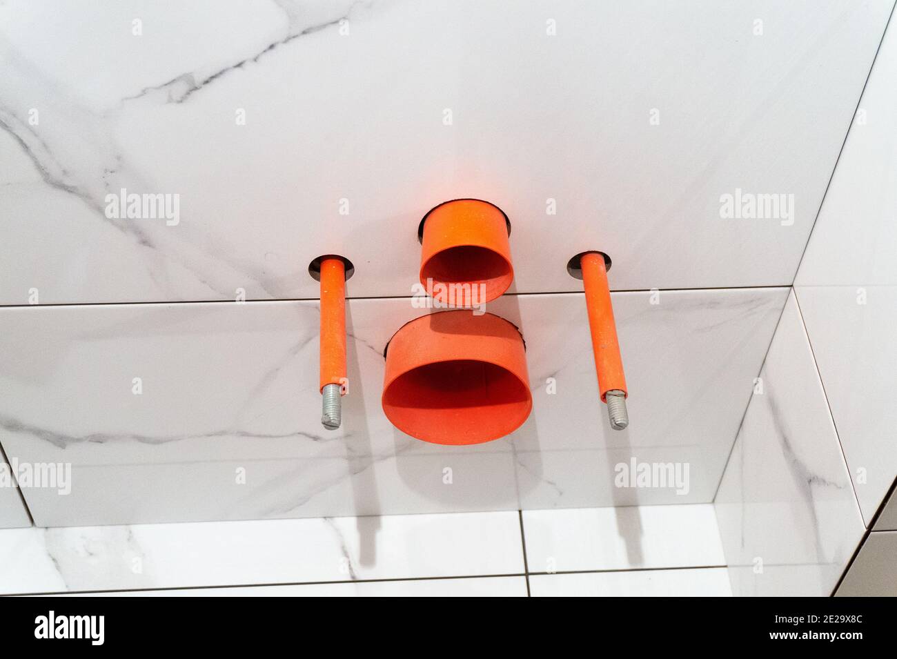 supports et accessoires pour l'installation d'une toilette à accrocher au mur Banque D'Images