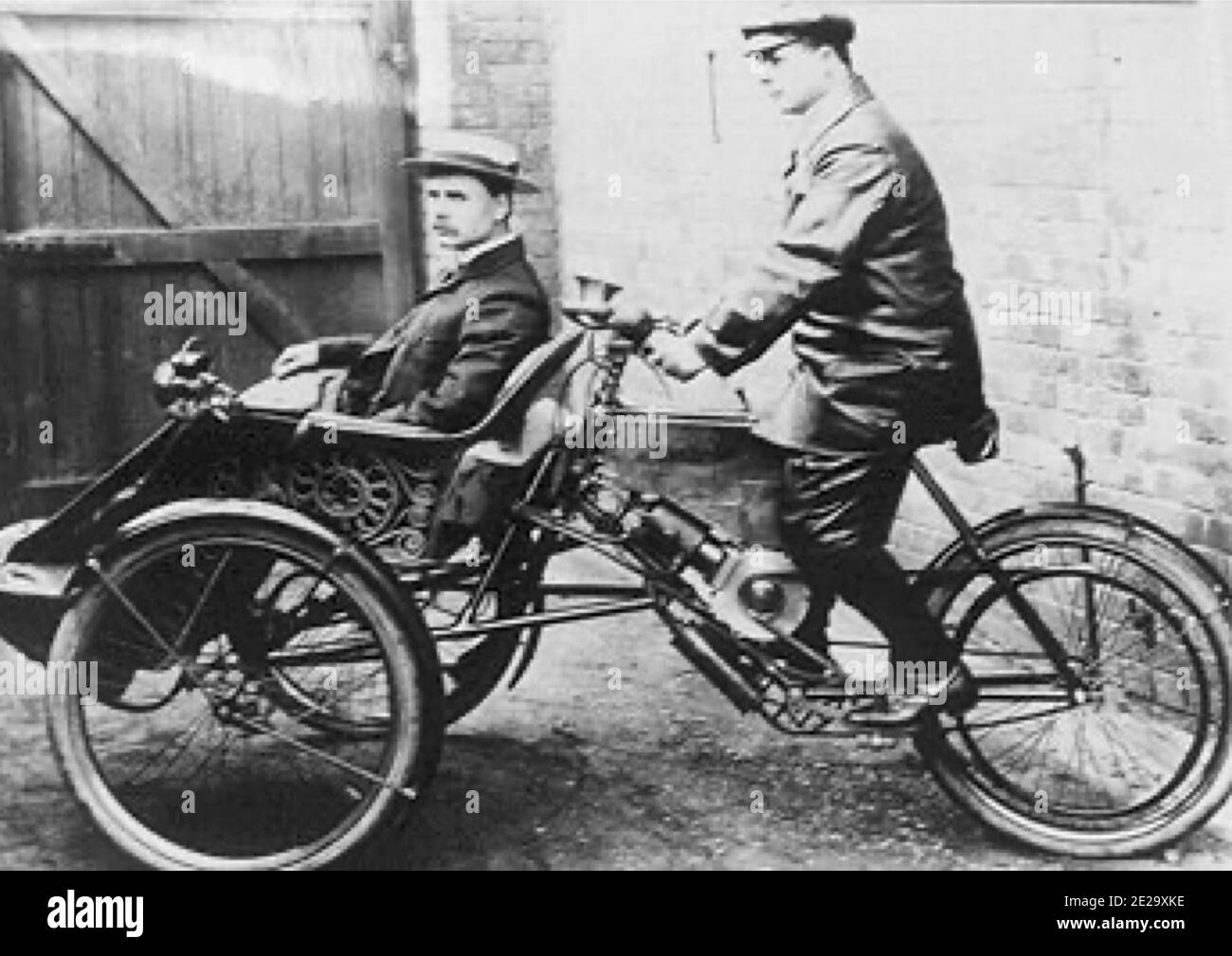 Photographie vintage avec la légende - Motte Een AJS 'Motte' tricycle uit 1903 a rencontré Fred Adey als rijder en Harry Stevens als passagier. Banque D'Images