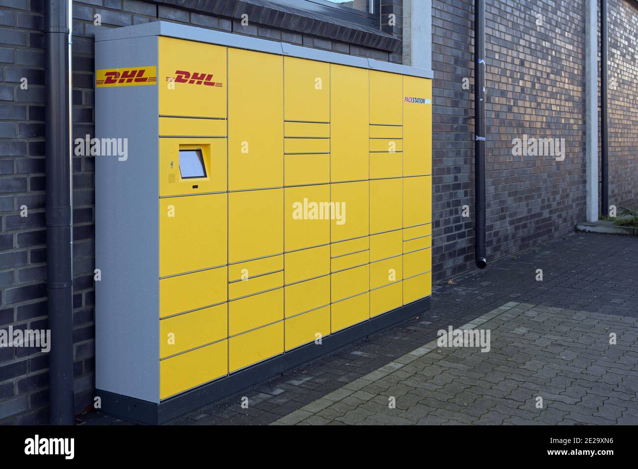 Ratzeburg, Allemagne, 12 janvier 2021: DHL Packstation avec des boîtes où les clients peuvent envoyer et récupérer leurs colis commandés. Pendant le covid-19 pand Banque D'Images