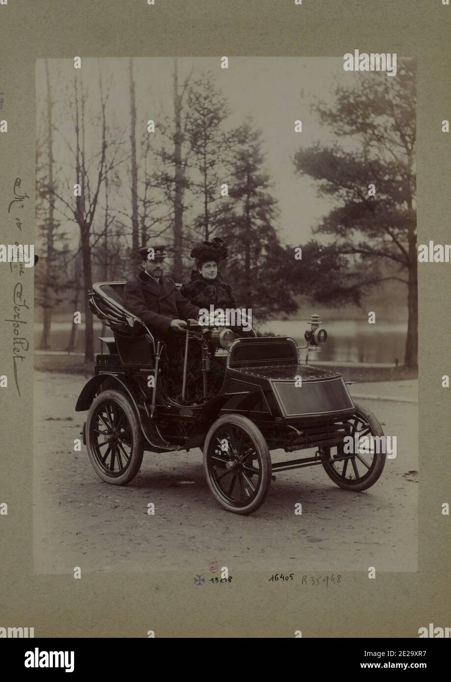 Photographie ancienne d'un couple dans l'ancienne automobile à Le tournant du siècle en France 1900 Banque D'Images