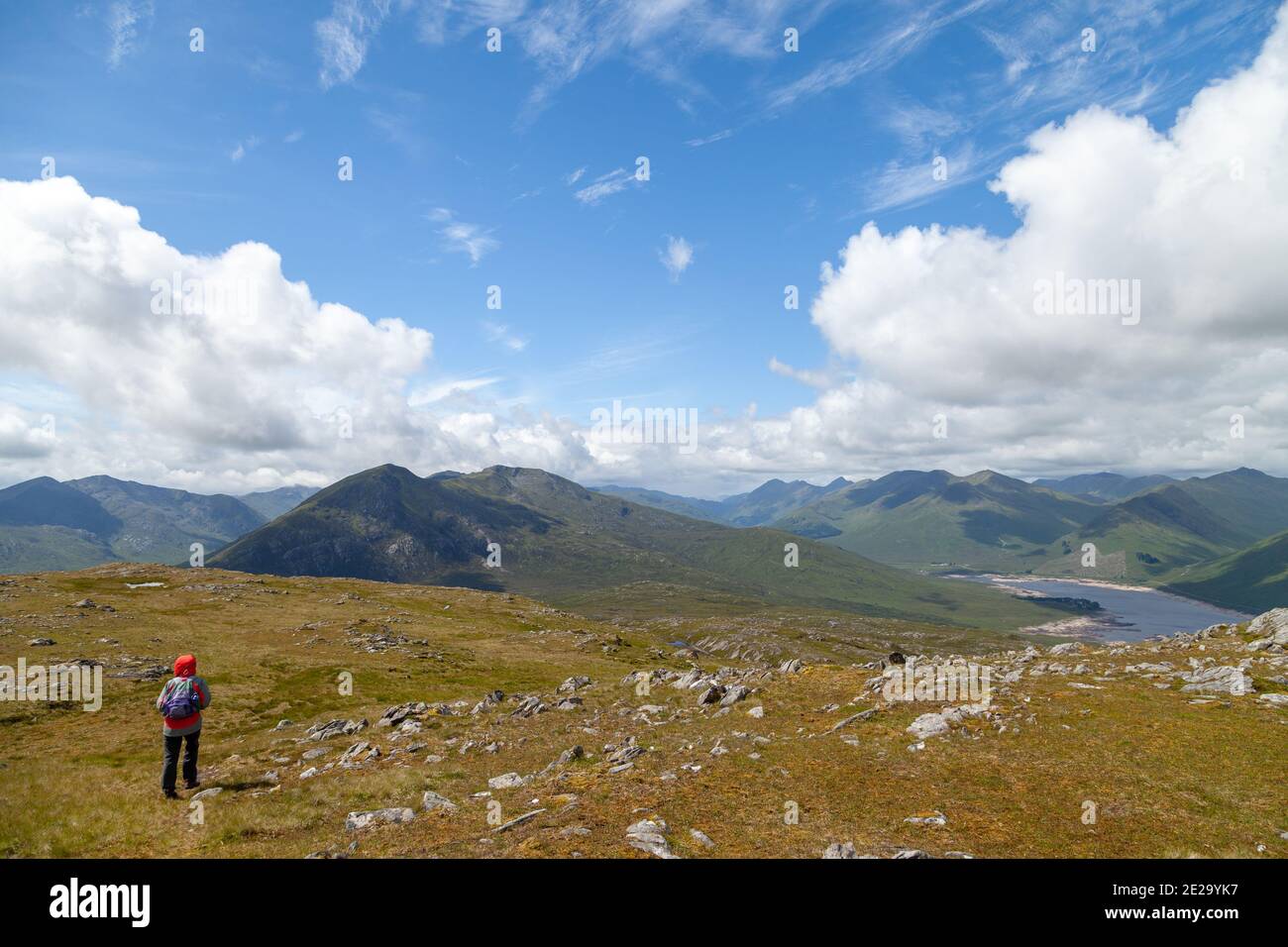 Vue depuis le Corbett Beinn Loinne sur les montagnes de Kintail et Loch Cluanie. Banque D'Images