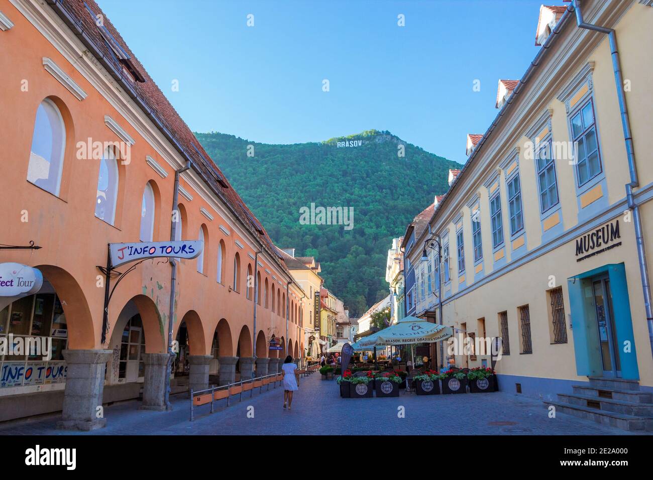 Brasov, Roumanie - août 2019 : panneau Brasov sur un mont Tampa dans la ville de Brasov Banque D'Images