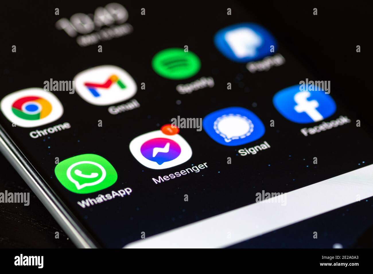 Application Messenger avec signal, WhatsApp et l'application Facebook affichée sur le smartphone Banque D'Images