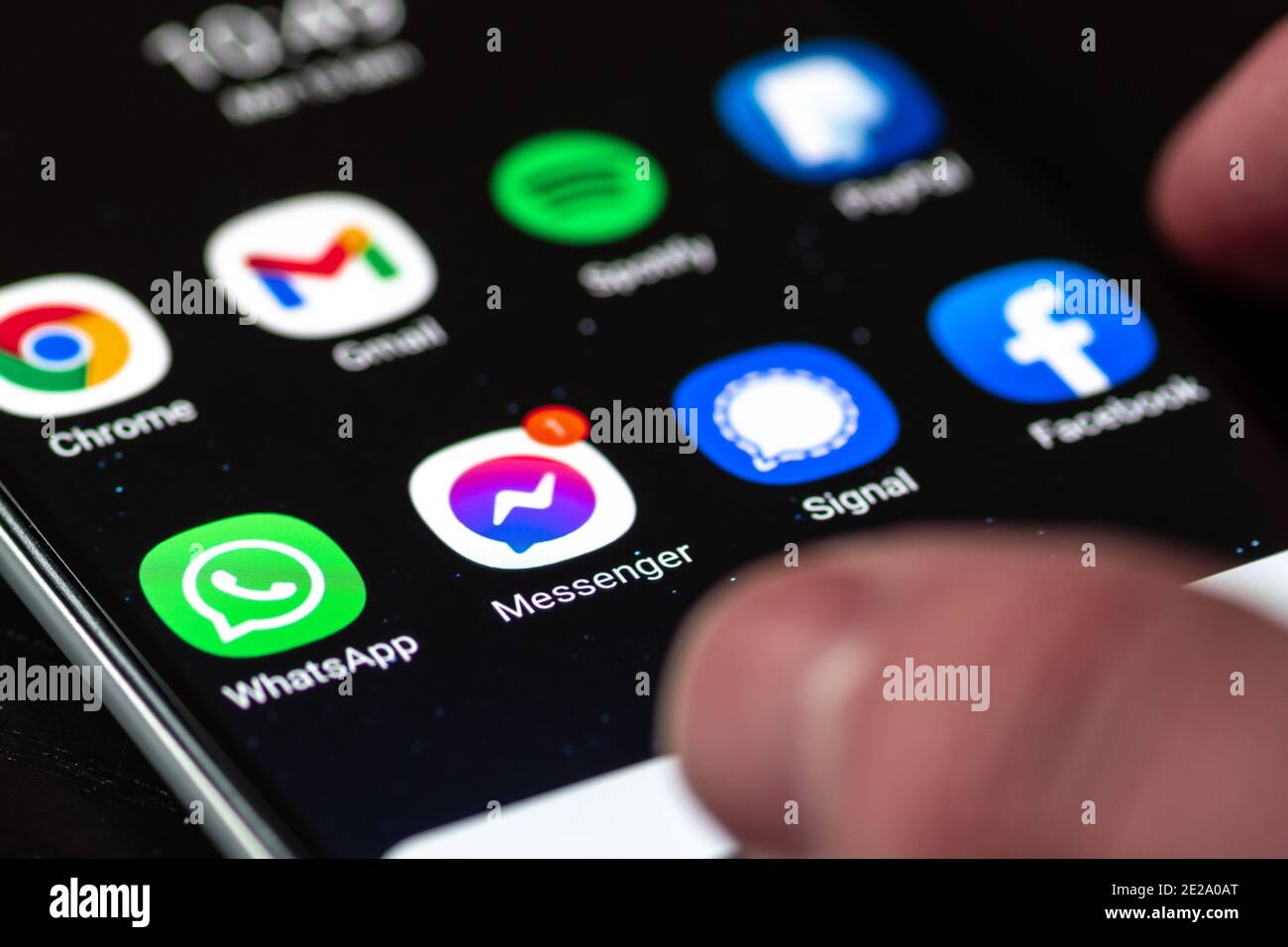 Application Messenger avec signal, WhatsApp et l'application Facebook affichée sur le smartphone Banque D'Images