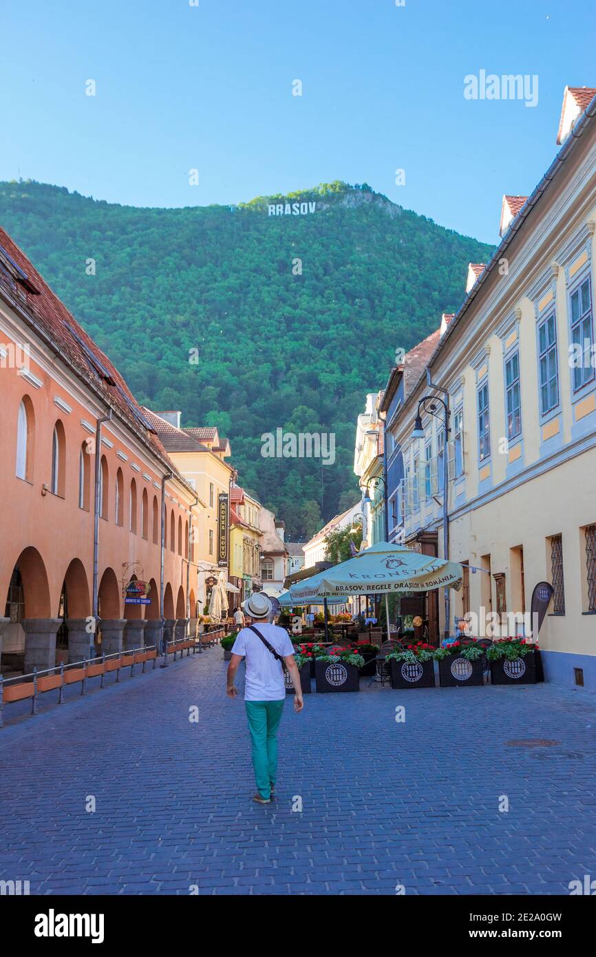 Brasov, Roumanie - août 2019 : panneau Brasov sur un mont Tampa dans la ville de Brasov Banque D'Images