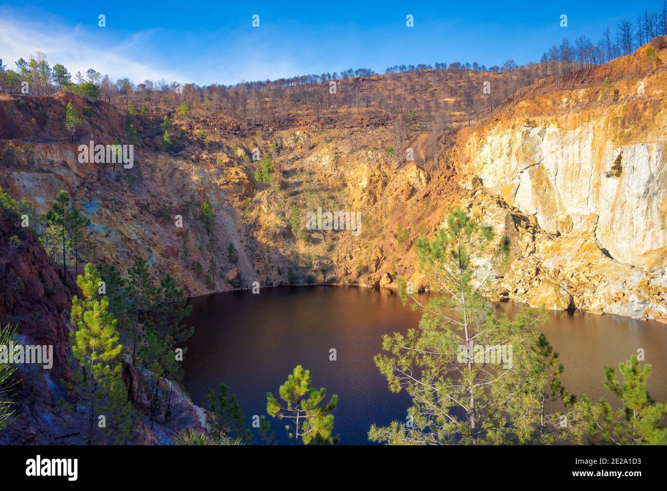 Vue de la pente de la coupe de la mine Peña del Hierro à Riotinto, Andalousie, Espagne. Banque D'Images