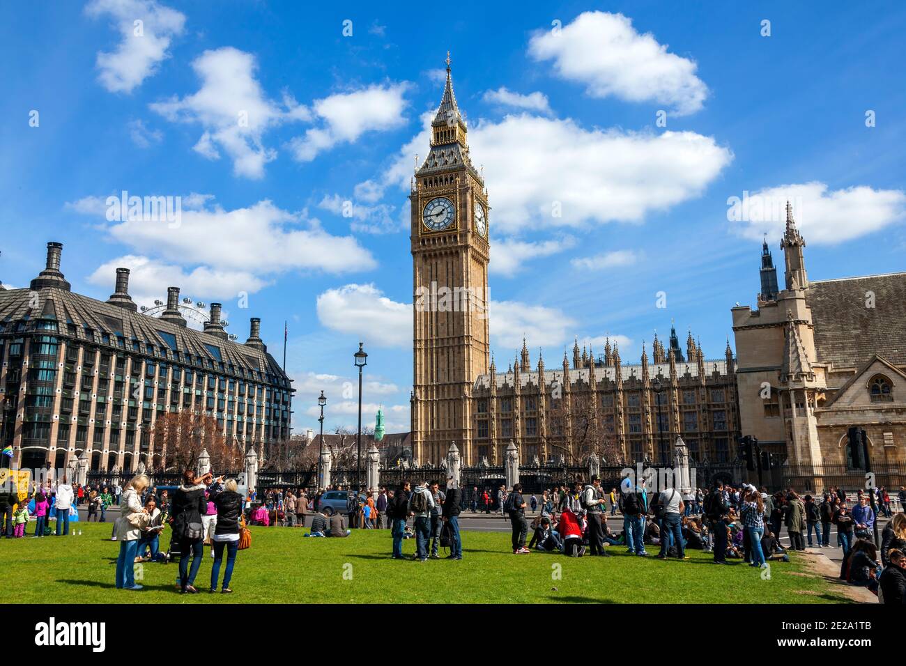 Londres, Royaume-Uni, 6 avril 2012 : place du Parlement avec des touristes montrant Big Ben des chambres du Parlement et Portcullis House qui est un touris populaire Banque D'Images