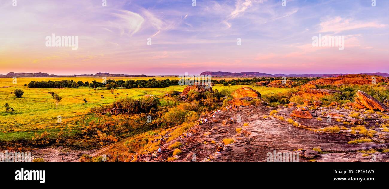 Vue sur Ubirr au coucher du soleil dans le parc national de Kakadu Banque D'Images Vue sur Ubirr au coucher du soleil dans le parc national de Kakadu Banque D'Images