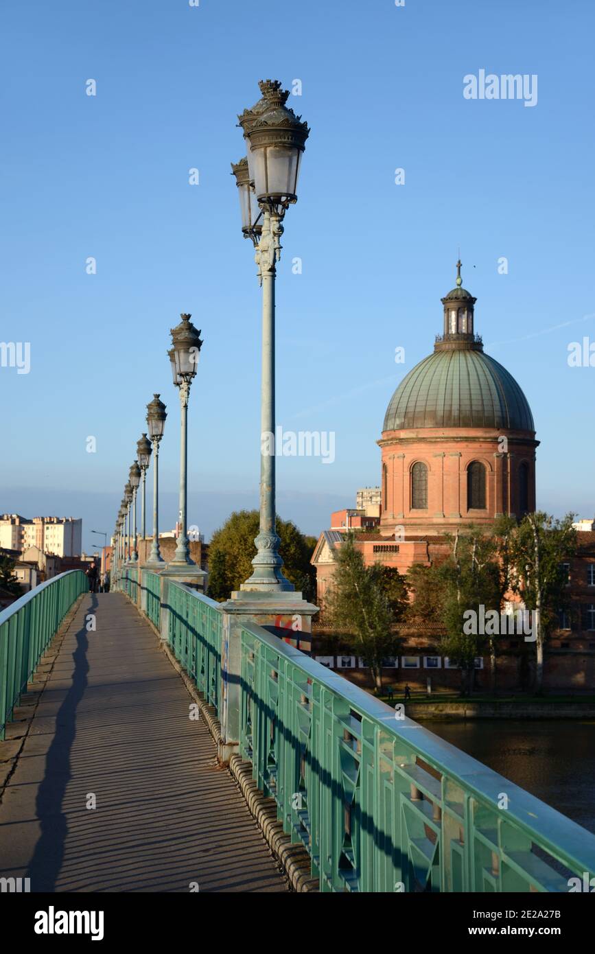 Dôme baroque de la chapelle Saint-Joseph, Chapelle Saint-Joseph de la tombe et pont Saint-Pierre sur la Garonne Toulouse France Banque D'Images Dôme baroque de la chapelle Saint-Joseph, Chapelle Saint-Joseph de la tombe et pont Saint-Pierre sur la Garonne Toulouse France Banque D'Images