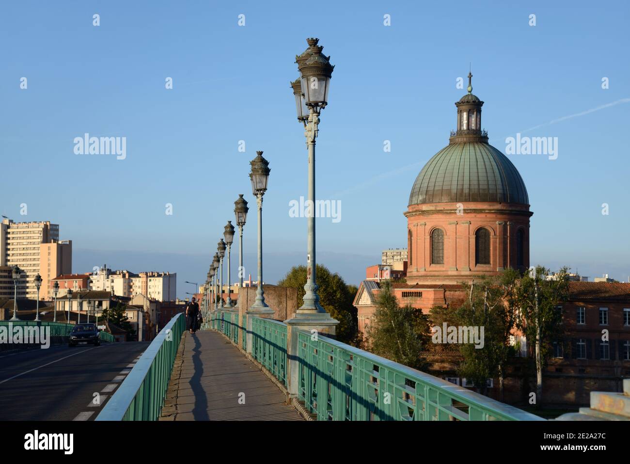 Dôme baroque de la chapelle Saint-Joseph, Chapelle Saint-Joseph de la tombe et pont Saint-Pierre sur la Garonne Toulouse France Banque D'Images Dôme baroque de la chapelle Saint-Joseph, Chapelle Saint-Joseph de la tombe et pont Saint-Pierre sur la Garonne Toulouse France Banque D'Images