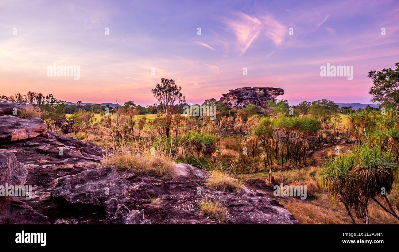 Vue sur Ubirr au coucher du soleil dans le parc national de Kakadu Banque D'Images