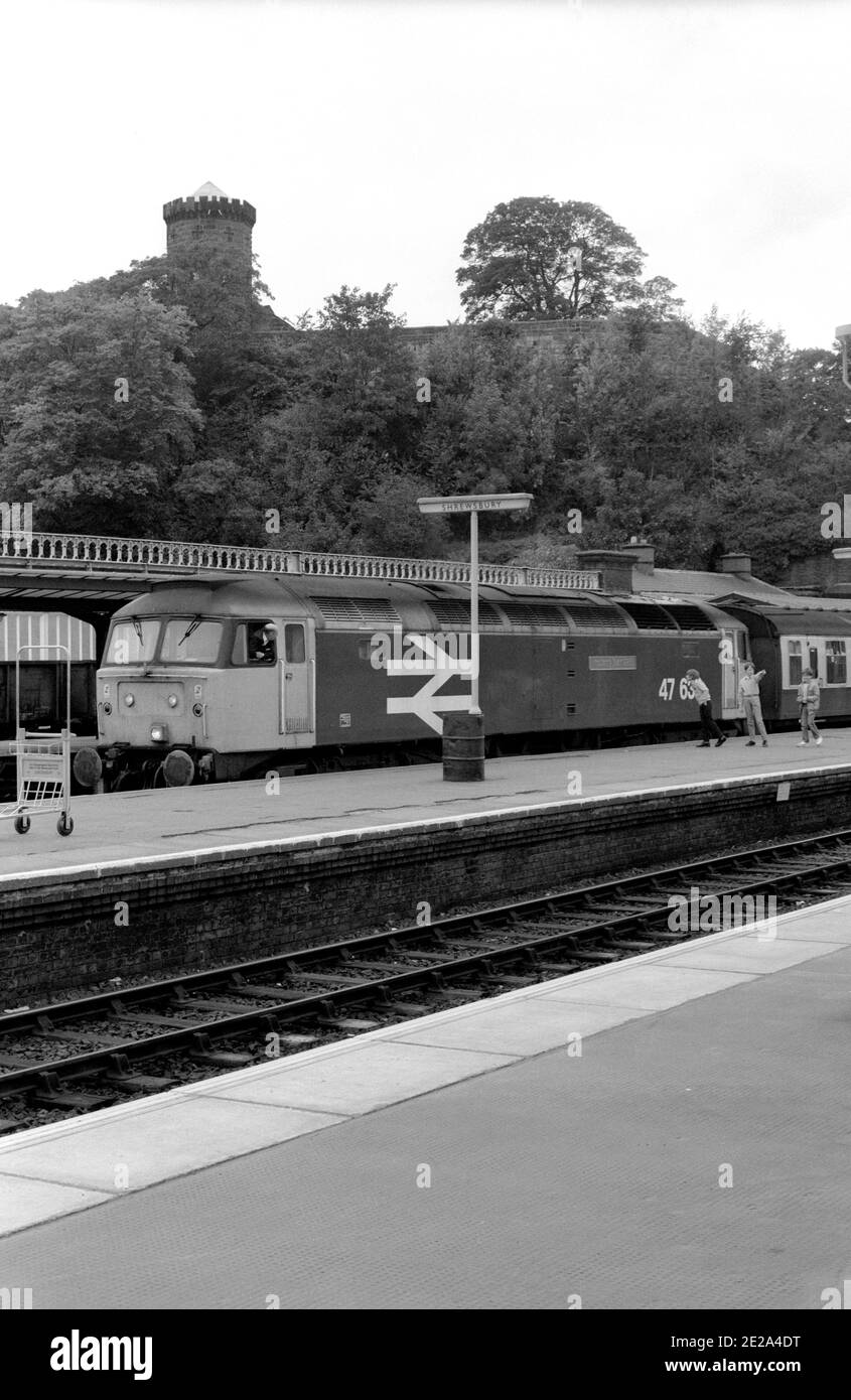 La locomotive diesel de classe 47 n° 47639 'année industrielle 1986' dirige un train de voyageurs de Crewe à Cardiff à la gare de Shrewsbury, au Royaume-Uni. 27 septembre 1986. Banque D'Images