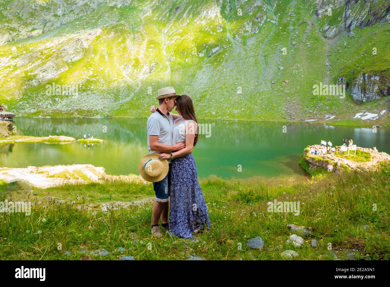 Un beau couple qui s'embrasse près du lac Balea en Roumanie Banque D'Images