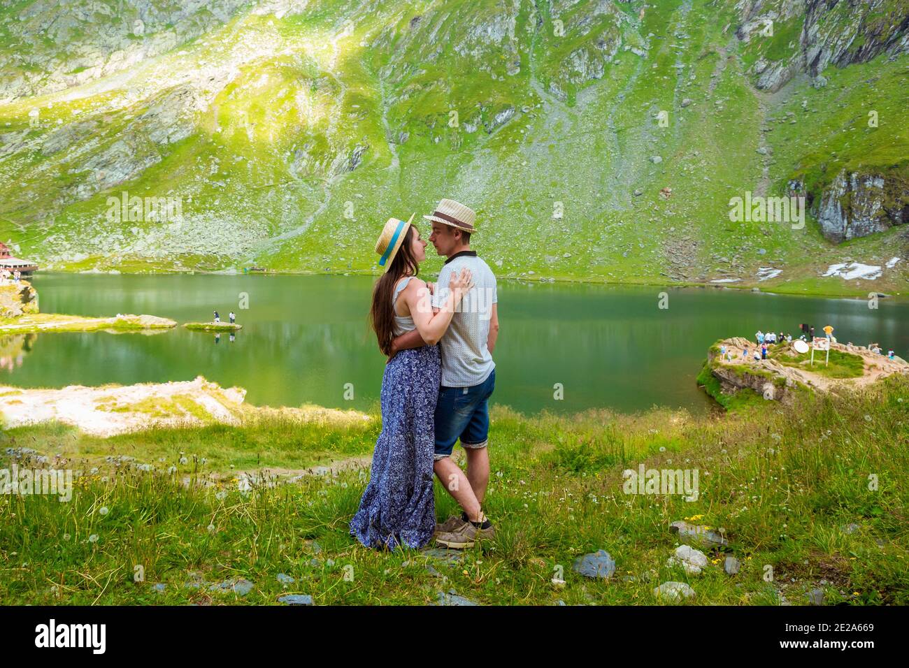 Un beau couple avant baiser près du lac Balea Banque D'Images