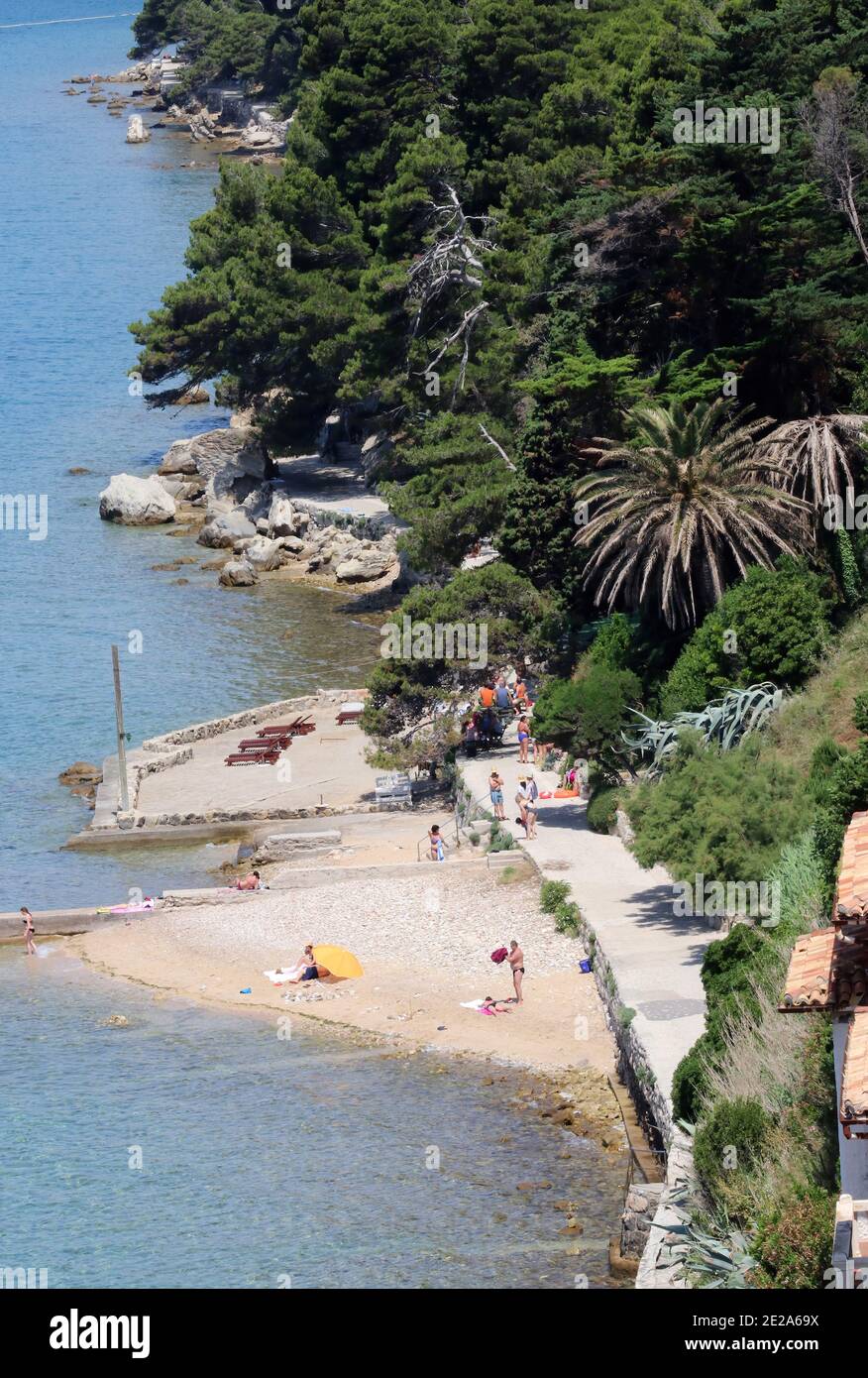 Vue sur la plage adjacente à la ville de Rab, Rab Island Croatie. Banque D'Images