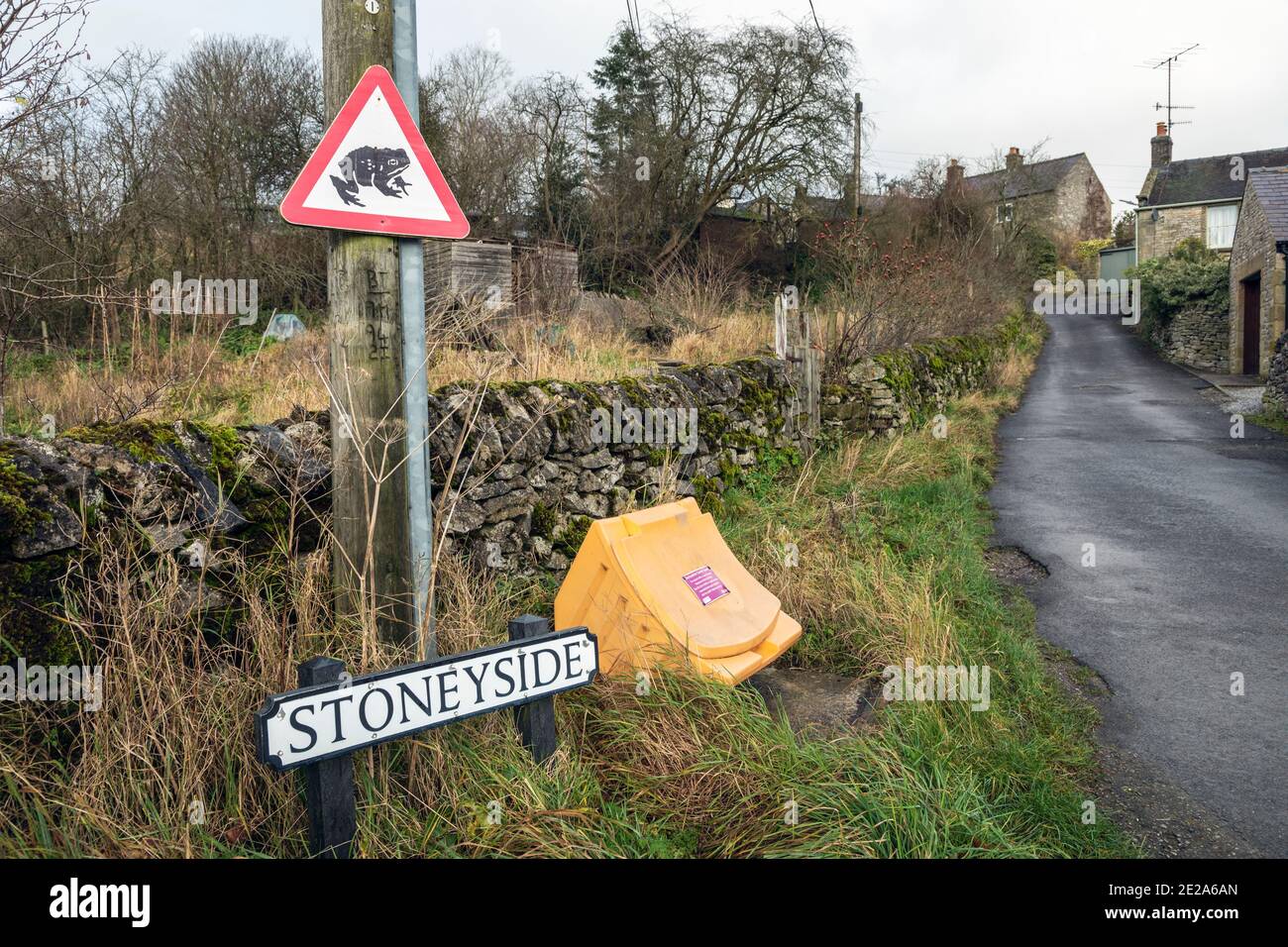 Panneau d'avertissement des crapauds traversant la route, Youlgrave, Peak District National Park, Derbyshire Banque D'Images