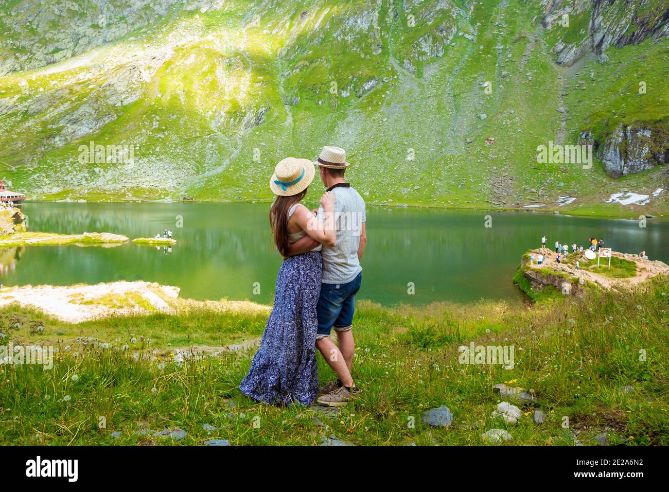 Une femme et un homme qui s'embrasse près du lac Balea Banque D'Images