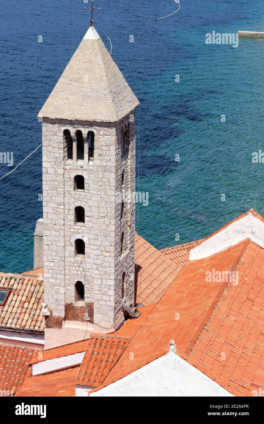Un des célèbres clochers de la vieille ville, ville de Rab, île de Rab, Croatie Banque D'Images