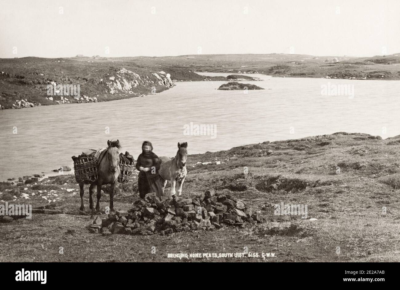 Photographie vintage du XIXe siècle : apporter de la tourbe à la maison avec un poney, Écosse, vers 1880. Banque D'Images