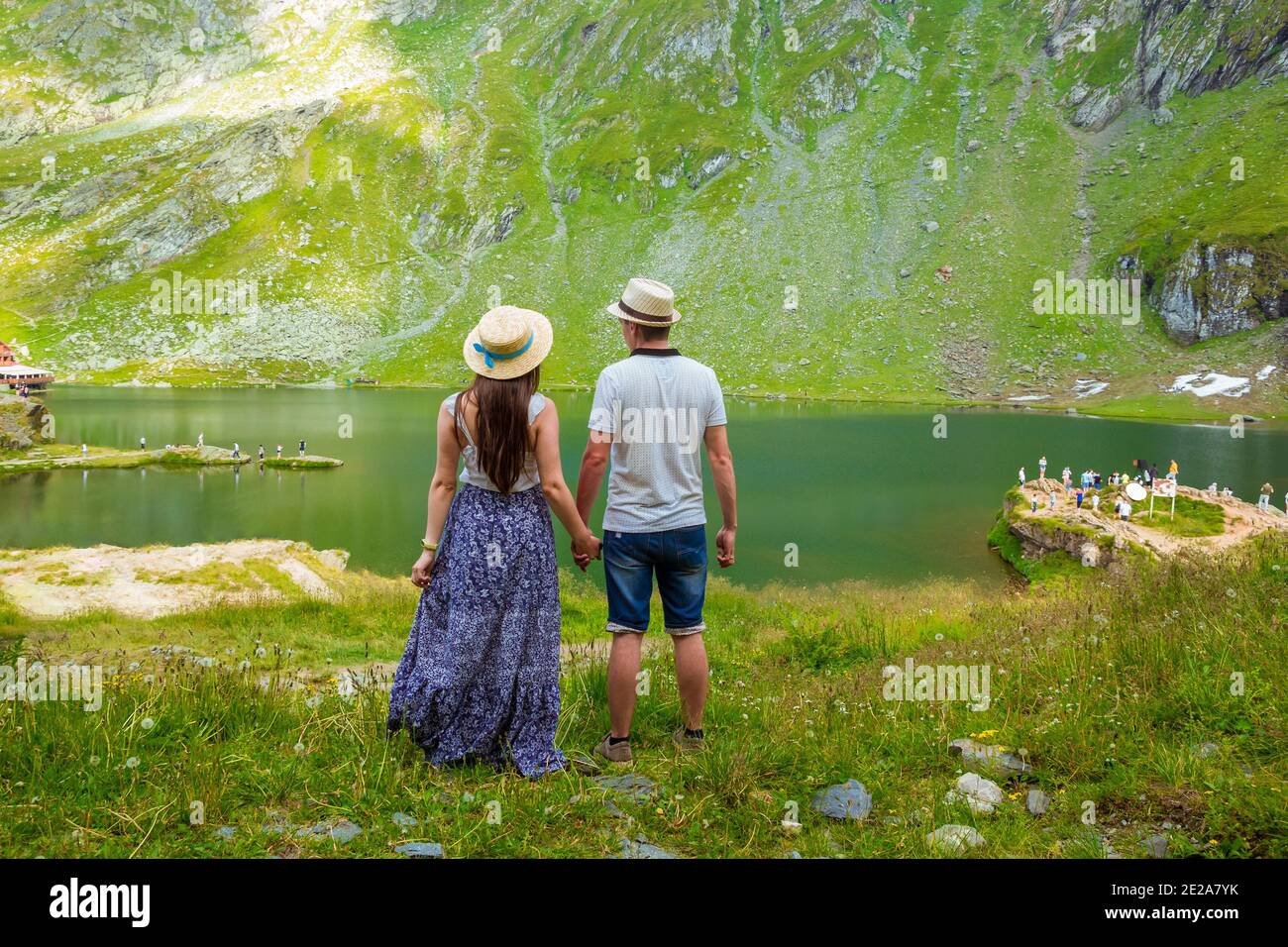 Un jeune couple se tenant près du lac Balea Banque D'Images