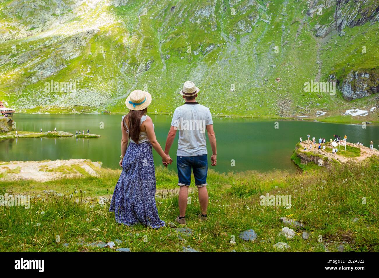 Un beau couple se tenant les mains l'un l'autre près du lac Balea Banque D'Images