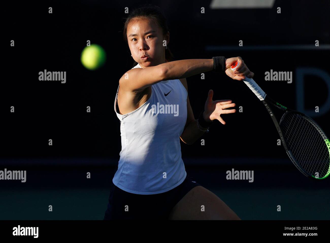 Dubaï, Émirats arabes Unis. 12 janvier 2021. Yuan Yue of China revient lors  du deuxième tour de match entre Yuan Yue of China et Eugénie Bouchard of  Canada à l'Open d'Australie 2021