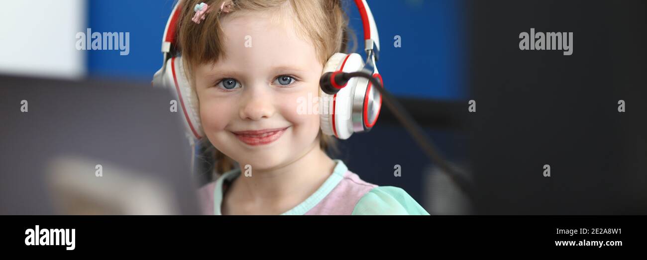 Enfant utilisant un casque et un microphone Banque D'Images