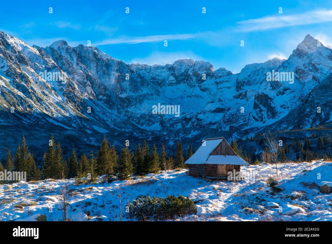 Belle vue panoramique sur les montagnes enneigées dans le parc national de tatras avec maison, zakopane pologne. Pendant un hiver froid matin montagne WO Banque D'Images
