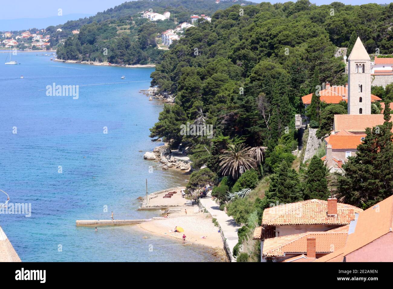 Croatie, région de Kvarner, île de Rab, ville de Rab, vue sur la plage. Banque D'Images