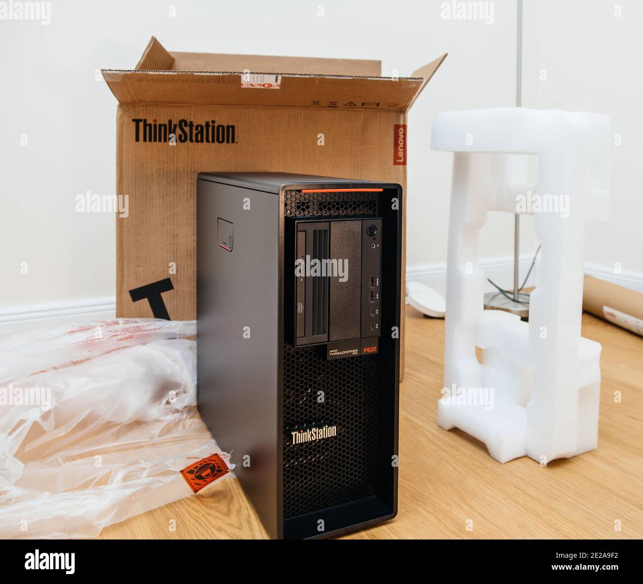 Paris, France - 25 novembre 2020 : processus de déballage du nouveau poste de travail Lenovo ThinkStation P620, une première au monde avec processeur AMD Threadripper Pro Banque D'Images