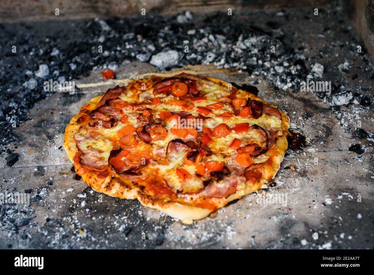 Fabrication de pizza italienne maison dans un four en brique avec cheminée.  Fabrication de pizza traditionnelle dans un foyer en brique de pierre avec  bois de feu et charbons. Fini Photo Stock -