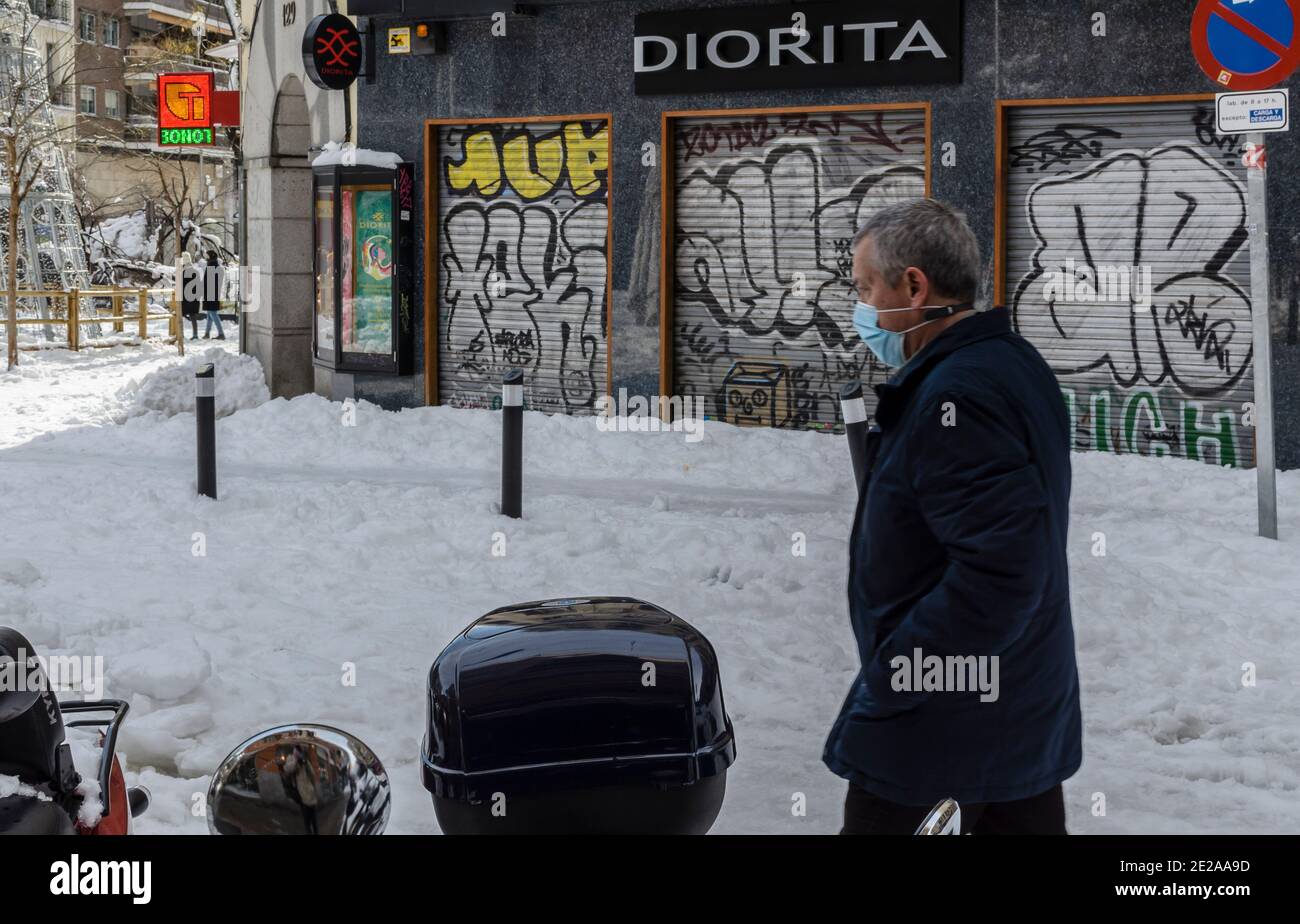 Madrid, Espagne. 10 janvier 2021. Vue sur un homme dans la rue Fuencarral après la neige de tempête. Crédit: Enrique Davó. Banque D'Images