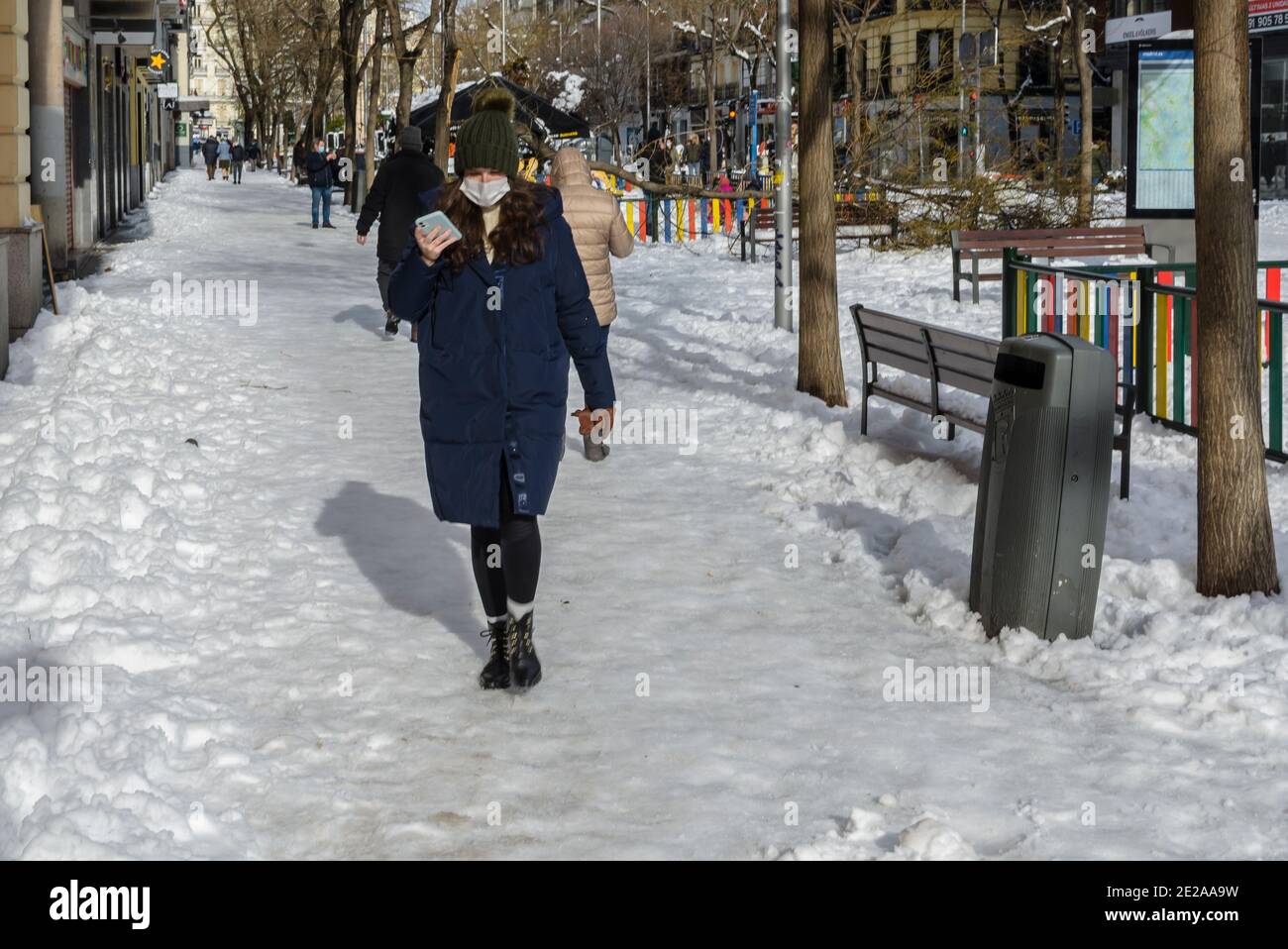 Madrid, Espagne. 10 janvier 2021. Vue d'une jeune femme dans la rue Fuencarral après la neige de tempête. Crédit: Enrique Davó. Banque D'Images