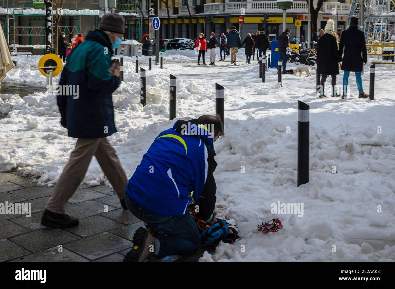 Madrid, Espagne. 10 janvier 2021. Vue sur un homme dans la rue Fuencarral après la neige de tempête. Crédit: Enrique Davó. Banque D'Images