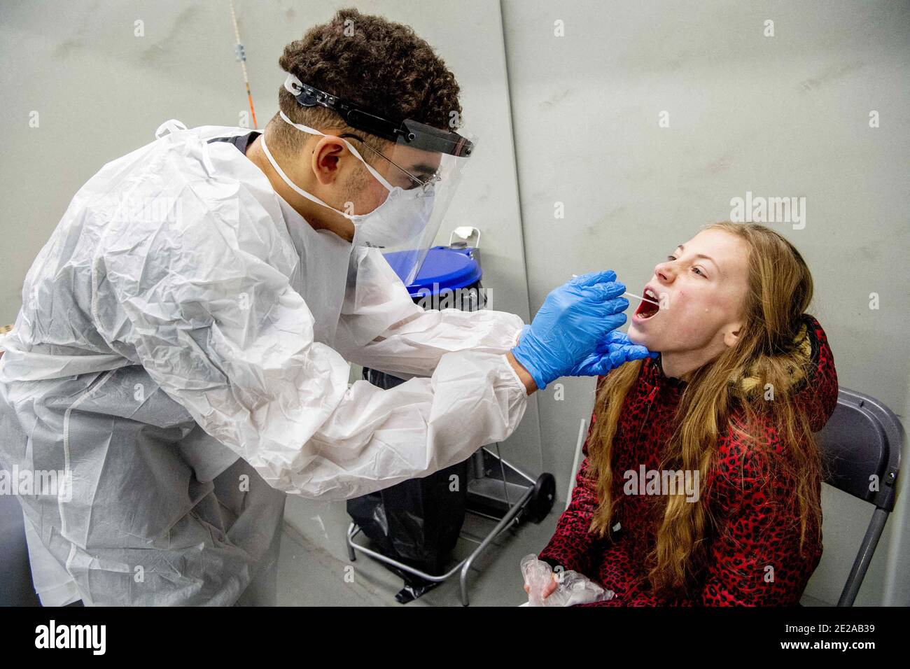 Bergschenhoek, pays-Bas. 13 janvier 2021. Les enfants de 2 ans sont également testés par PCR contre Covid-19. Les jeunes enfants peuvent être testés pour le virus corona avec la laine de coton. Tous les résidents de la municipalité de Lansingerland, en Hollande-Méridionale, peuvent se faire tester eux-mêmes. Pour la première fois, des tests ciblés à grande échelle ont lieu, après l'apparition de la « variante britannique » autour d'une école primaire à Bergschenhoek, dans la municipalité. Bergschenhoek, pays-Bas, le 13 janvier 2021. Photo de Robin Utrecht/ABACAPRESS.COM crédit: Abaca Press/Alay Live News Banque D'Images