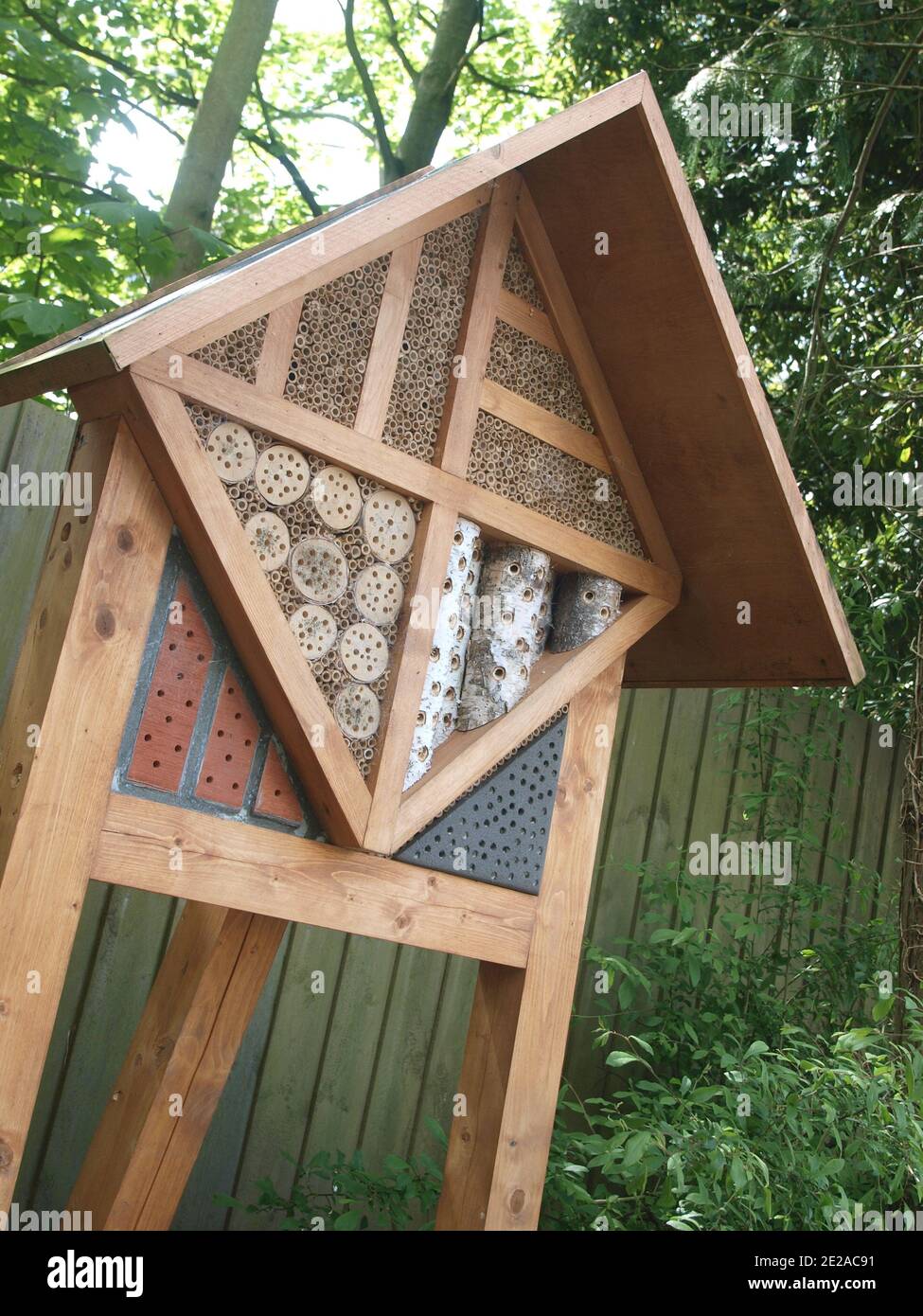 Un hôtel de punaises en bois et produits naturels dans un parc. Banque D'Images