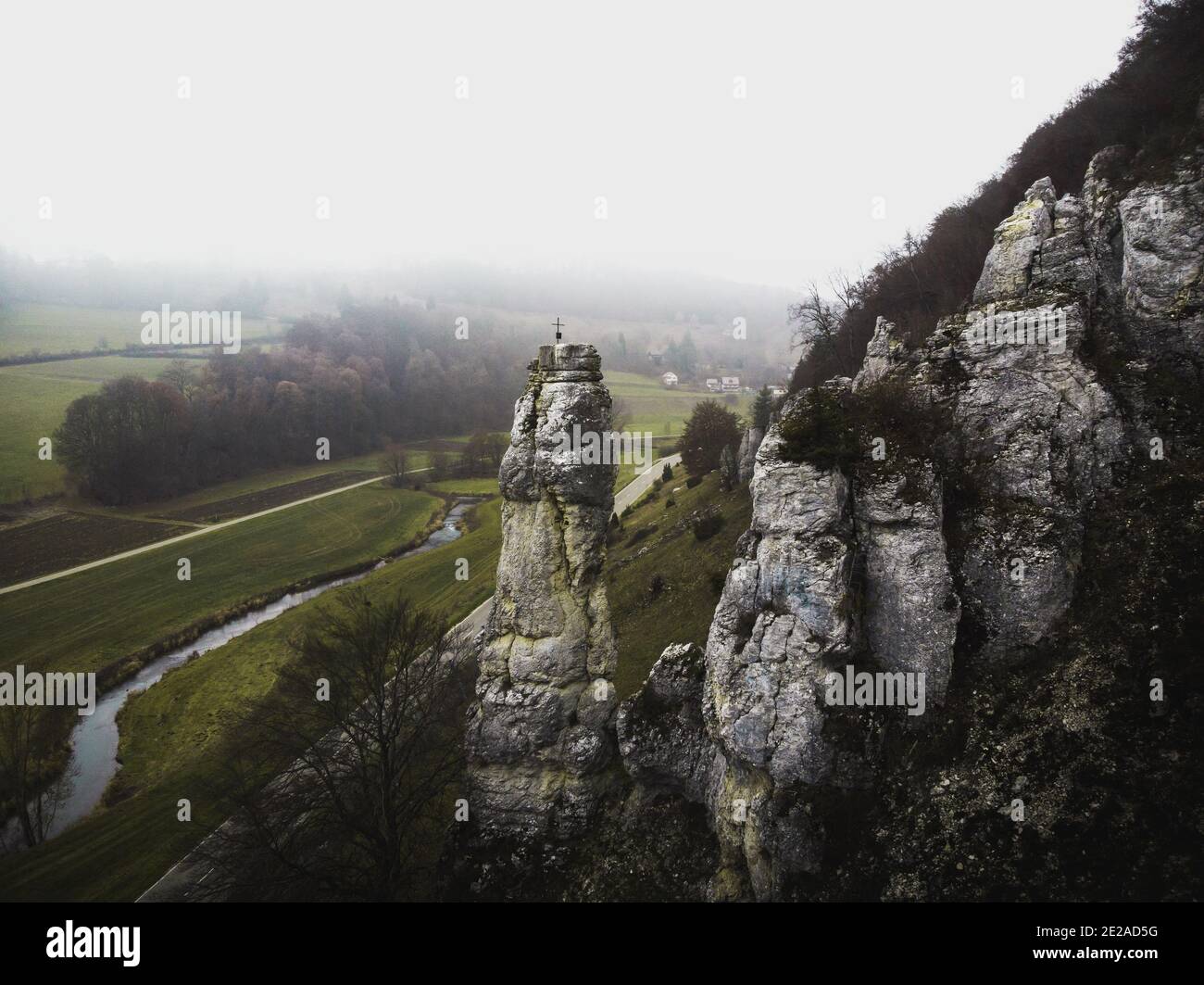 Panorama aérien de la formation de roche pinacle aiguille Spitzer Stein entre Gundelfingen et Bichishausen Lauter tal Swabe Jura Bade-Wurtemberg Germa Banque D'Images