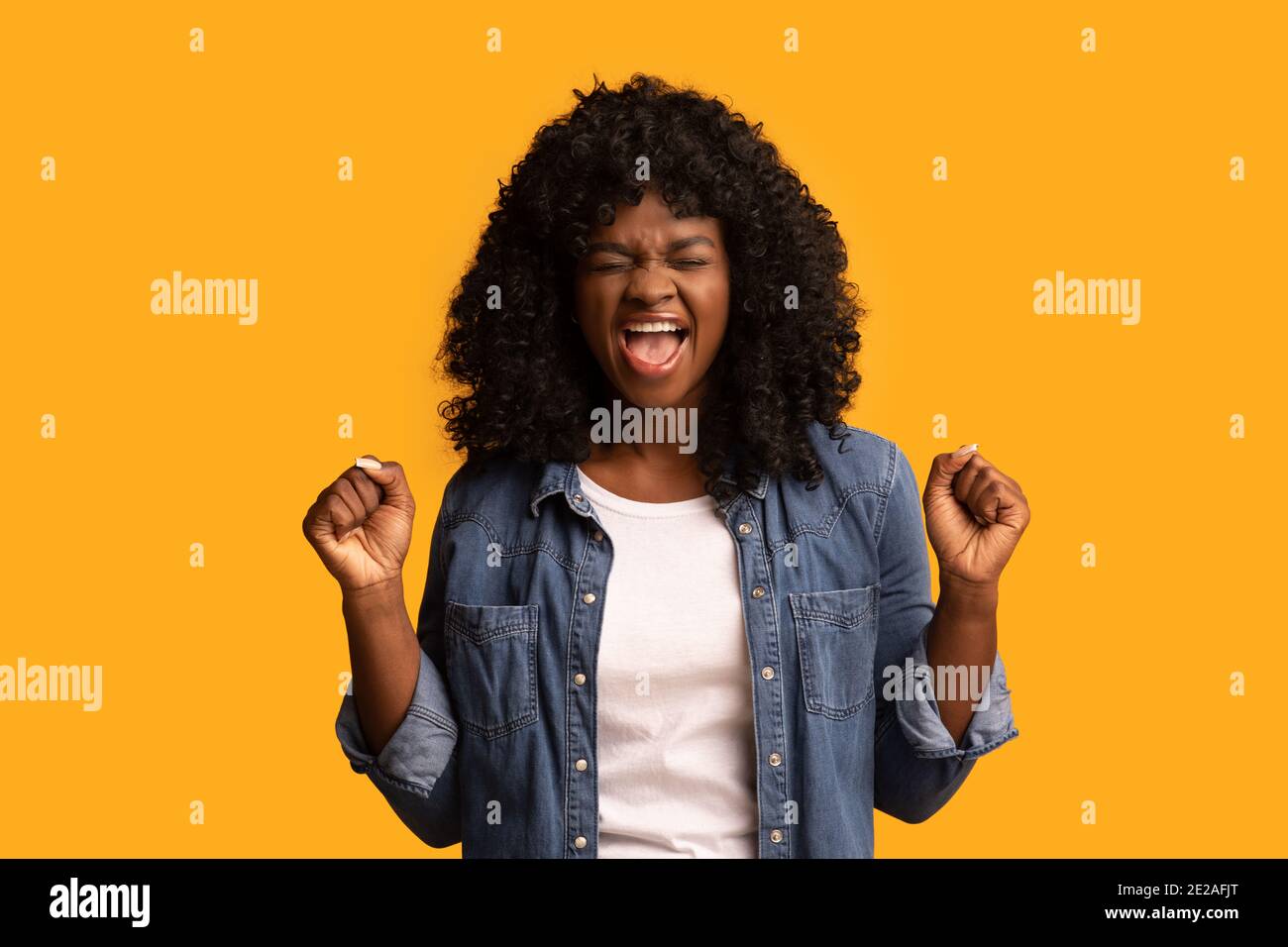 Une femme américaine africaine émotive qui fait monter les poings et crier Banque D'Images