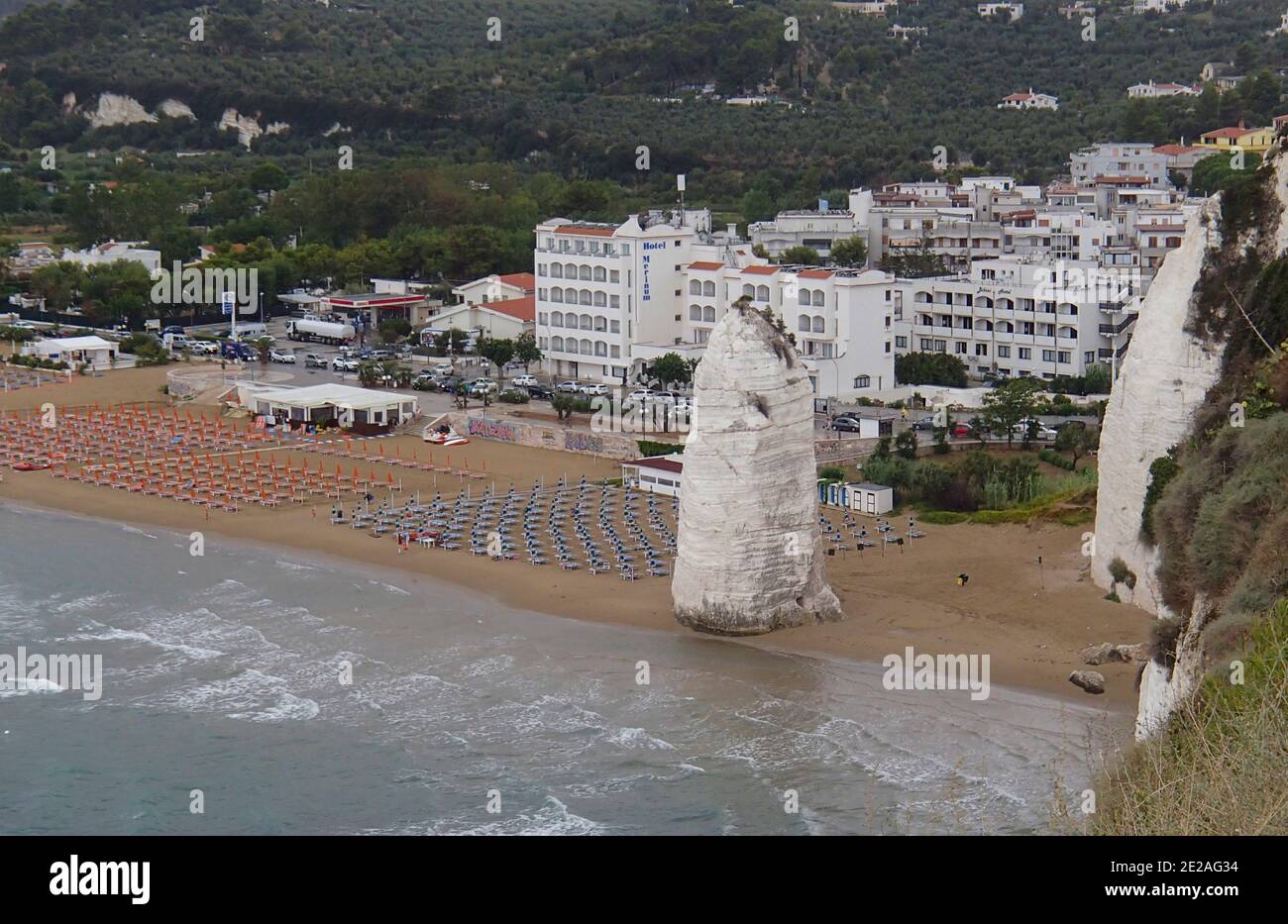 Point le plus célèbre de Vieste : le monolithe rocheux vertical Pizzomunno, debout à 25 m, près de la Spiaggia del Castello (mer Adriatique), Italie, Puglia, GA Banque D'Images
