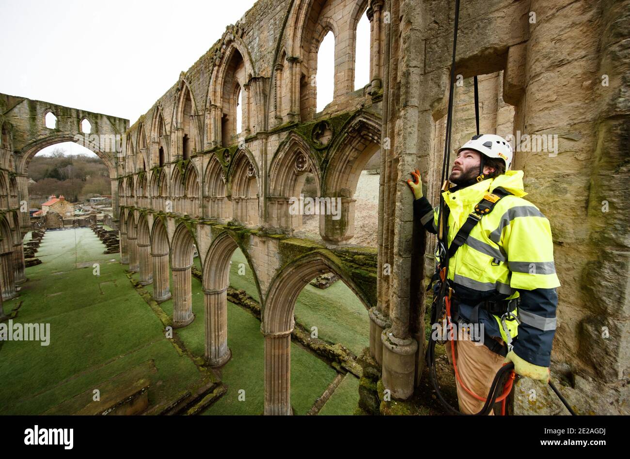La stonemason James Preston, de SSH conservation, arpente l'abbaye de Rievaulx dans le North Yorkshire alors que le patrimoine anglais se prépare à effectuer des travaux de conservation essentiels. English Heritage commande une enquête à l'abbaye de Rievaulx sur un cycle de cinq ans pour évaluer l'état de l'abbaye du niveau du sol jusqu'au sommet de la structure. Banque D'Images