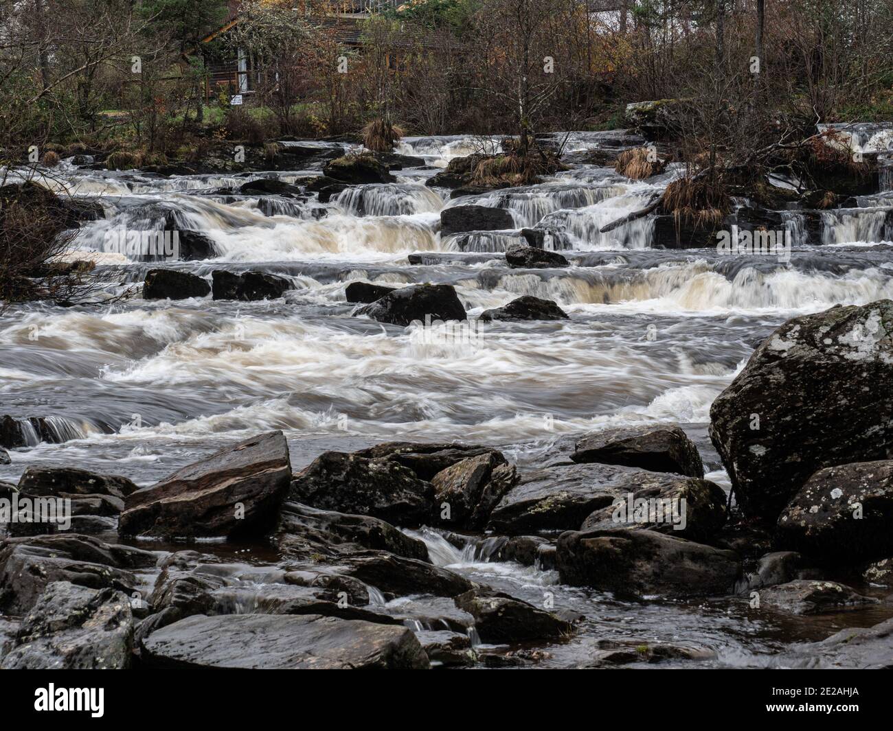 Chutes d'eau de Dochart situées sur la rivière Dochart à Killin à Stirling, en Écosse, au Royaume-Uni Banque D'Images