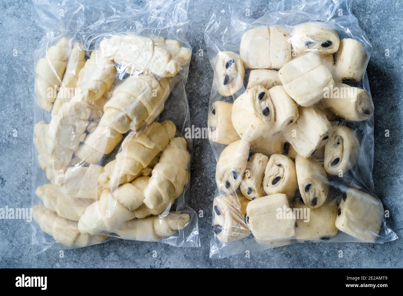 Croissant congelé en emballage, produit semi-fini. Prêt à cuire et à cuire  Photo Stock - Alamy