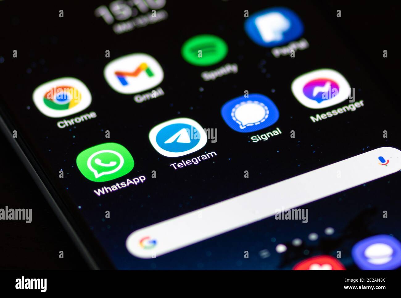Application télégramme, affichée sur l'écran d'un smartphone avec WhatsApp, signal et Messenger Banque D'Images