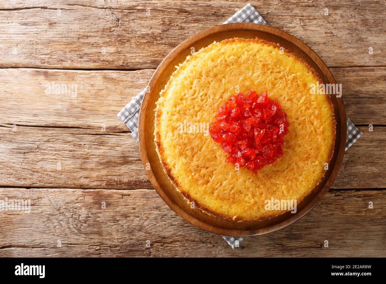 Gateau De Riz Iranien Tahchin Avec Poulet Dans L Assiette Sur La Table Vue Horizontale Du Dessus Photo Stock Alamy