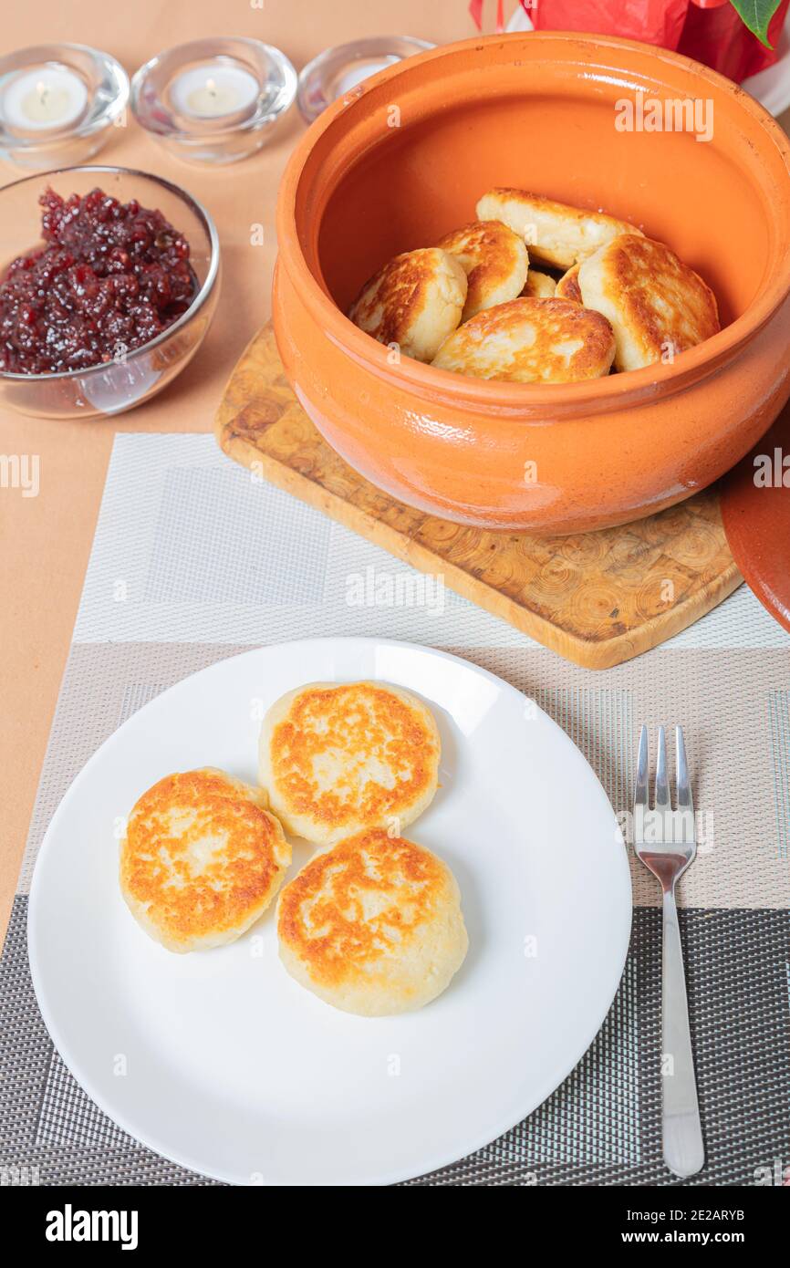 Crêpes au fromage cottage dans une assiette et un pot d'argile, avec confiture sur une table de serveurs délicieux dessert au fromage cottage. Photo de haute qualité Banque D'Images