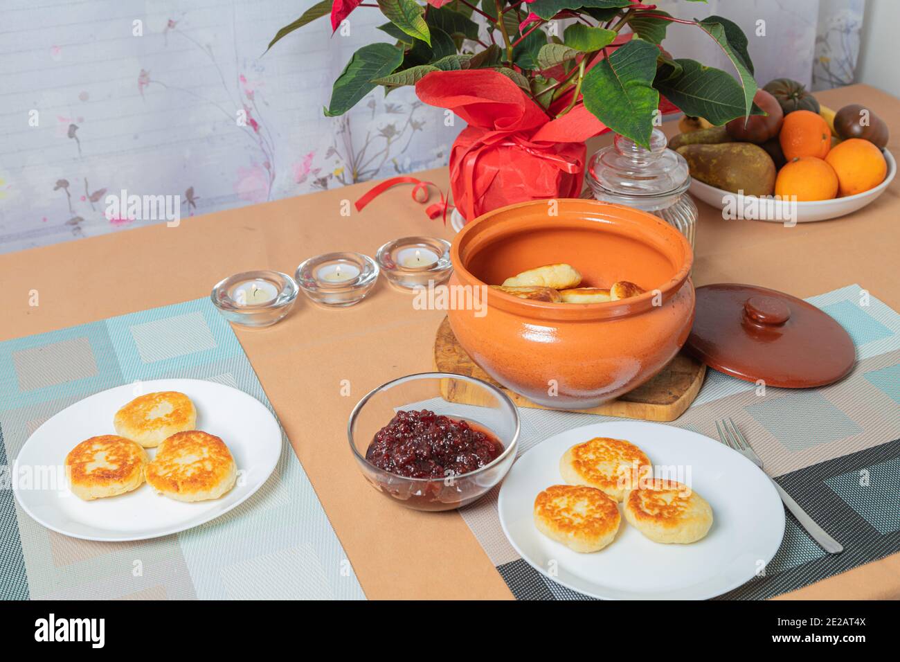 Crêpes au fromage cottage dans une assiette et un pot d'argile, avec confiture sur une table de serveurs délicieux dessert au fromage cottage. Photo de haute qualité Banque D'Images